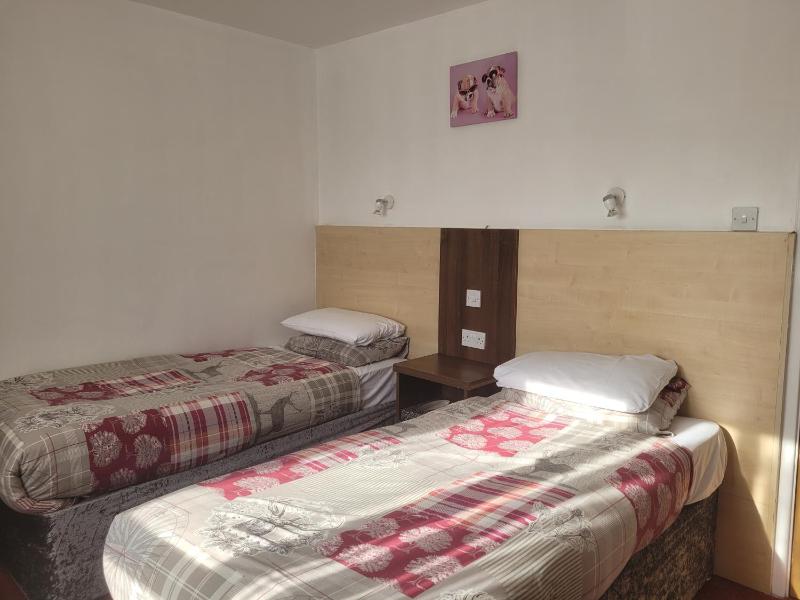 Superior Twin En-suite Room image 1