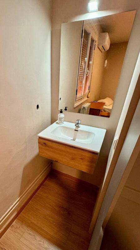 Single Room with Shared Bathroom image 4