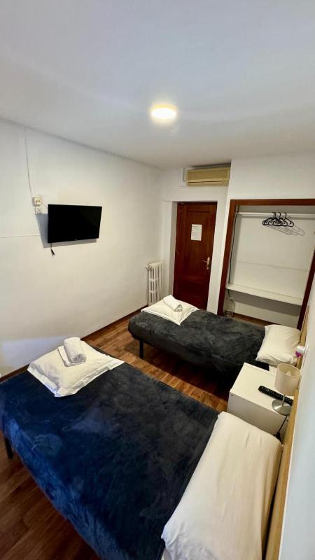 Twin Room with Shared Bathroom image 4