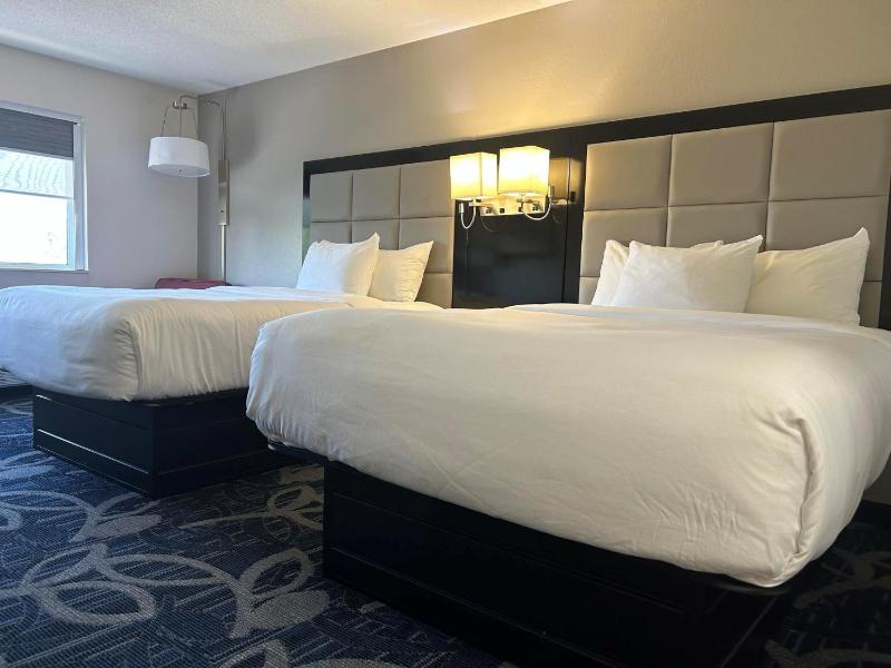 Standard Queen Room with Two Queen Beds - Non Smoking  image 4