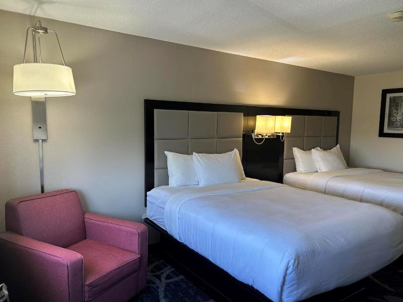 Standard Queen Room with Two Queen Beds - Non Smoking  image 2
