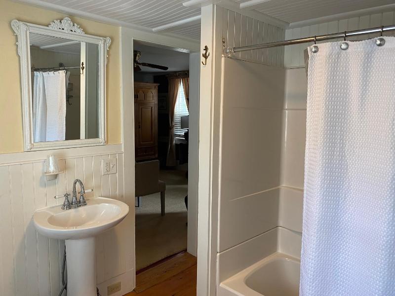 Queen Room image 3