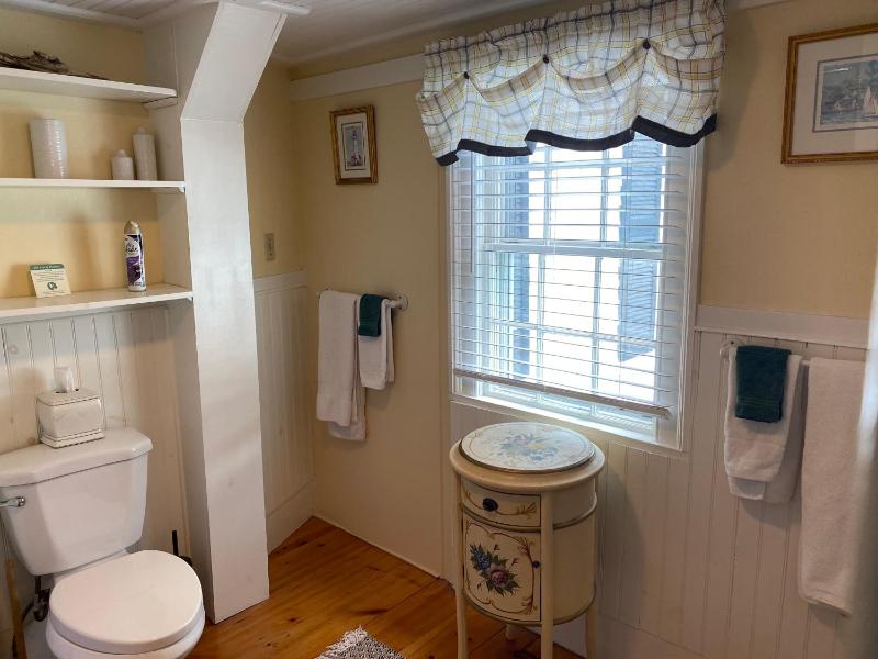 Queen Room image 2