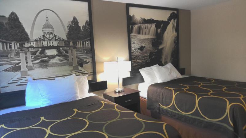 Queen Room with Two Queen Beds - Non-Smoking image 2