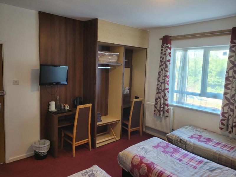 Superior Triple En-suite Room image 2