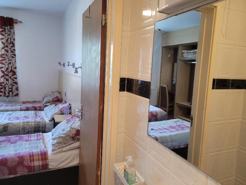 Superior Triple En-suite Room image 4