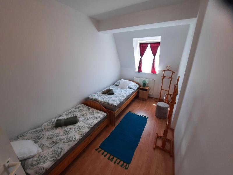 Zöld Béka Apartmanok Kölcsey III - image 2