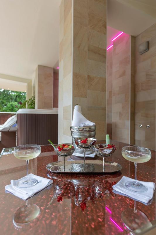 Suite with Hot Tub image 2