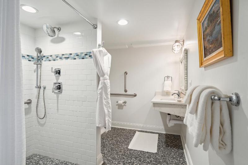 Queen Room image 3
