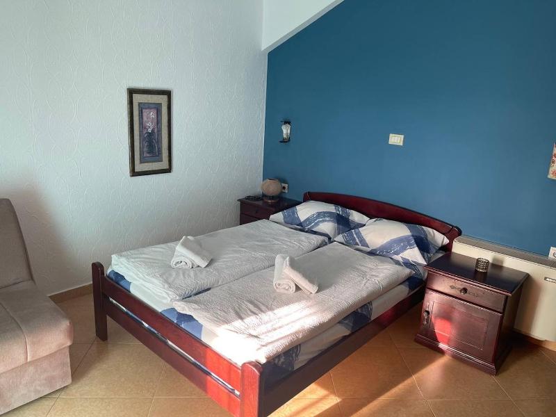 Studio Apartment with Sea View image 3