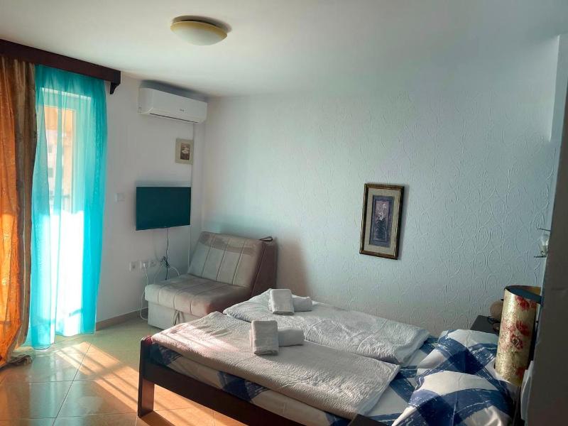 Studio Apartment with Sea View image 2