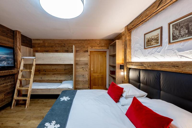 Double Room with two Extra Beds image 2