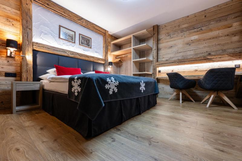 Double Room with two Extra Beds image 4