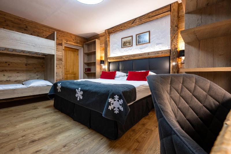 Double Room with two Extra Beds image 1