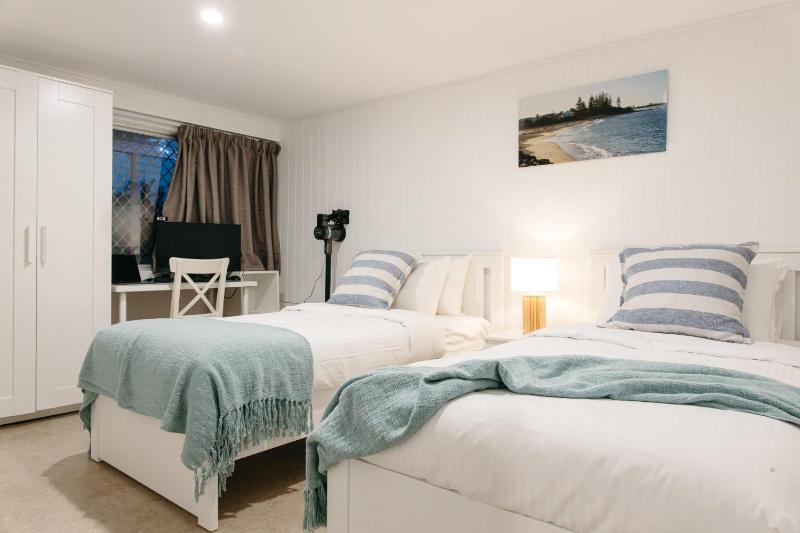 Moffat Beach Coastal Contemporary Unit B - image 3