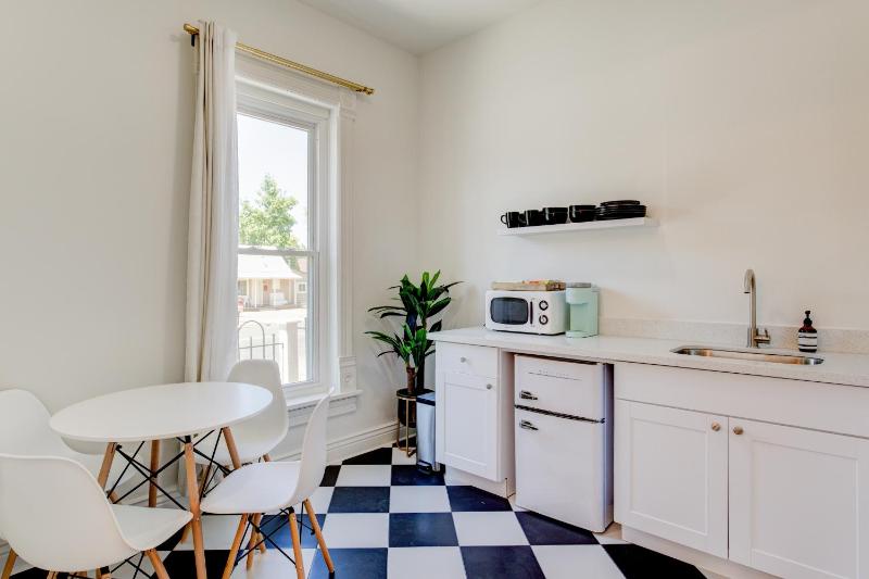 Deluxe King Suite image 3