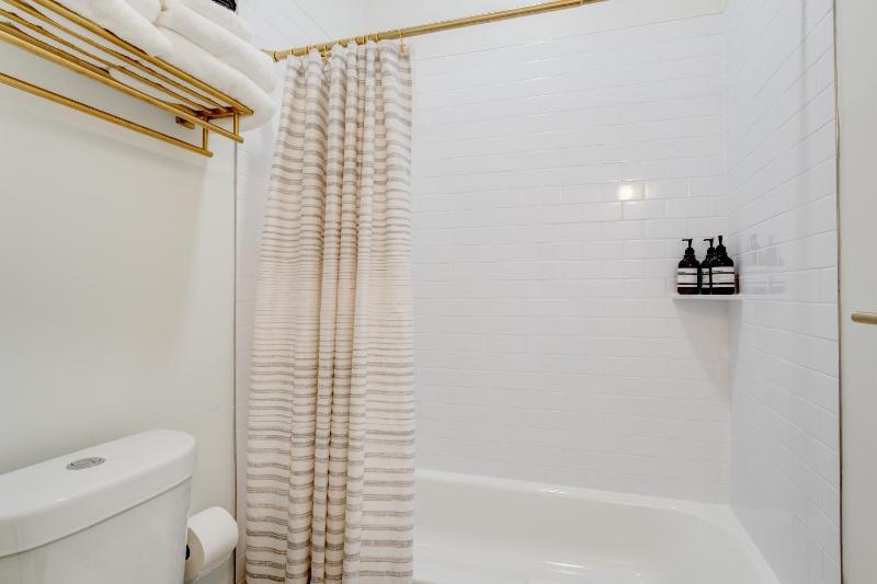 Deluxe King Suite image 2