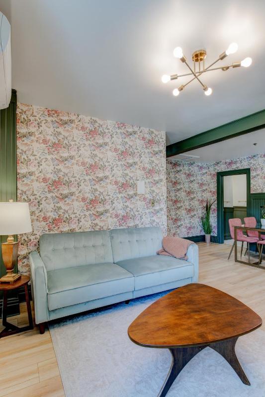 Deluxe King Suite image 4