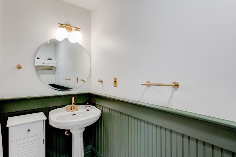 Deluxe King Suite image 3