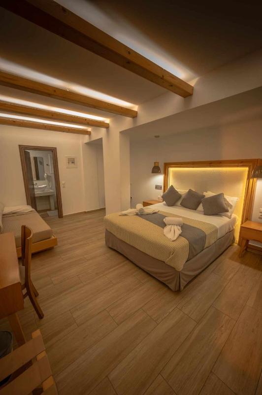 Triple Room with Terrace image 1