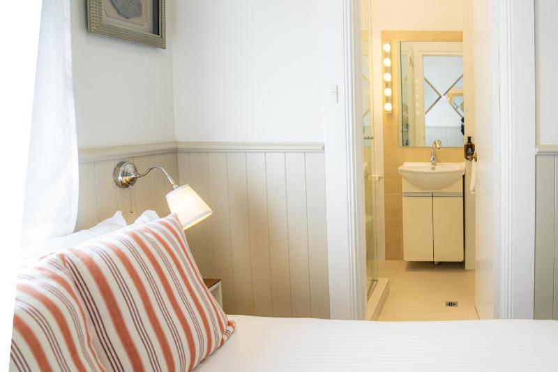 Double Room with Private Bathroom image 4