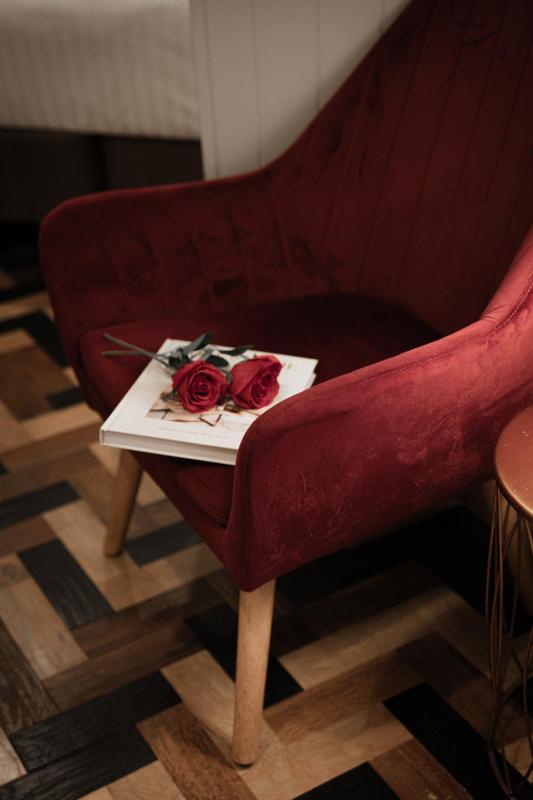 Deluxe King Suit with Slipper Bath image 4