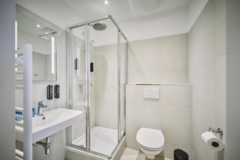 Superior Triple Room image 3