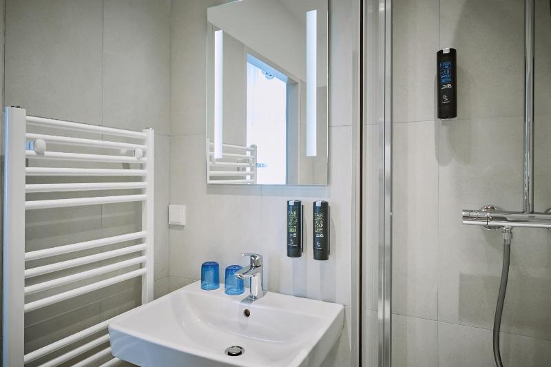 Superior Triple Room image 4