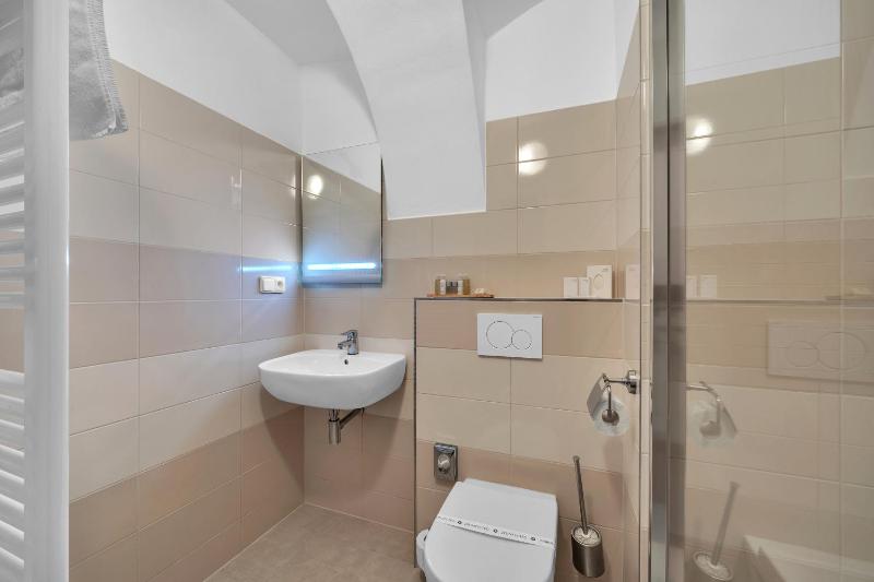 Small Twin Room image 2