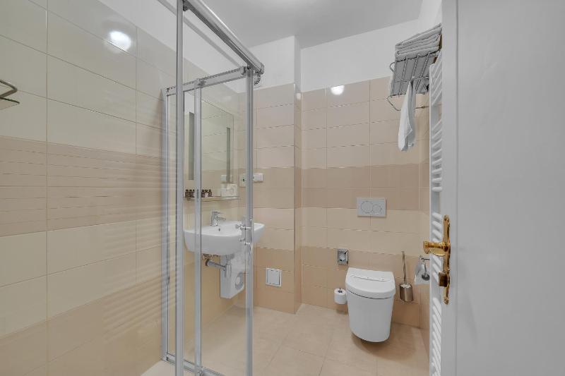 Deluxe Double Room image 2