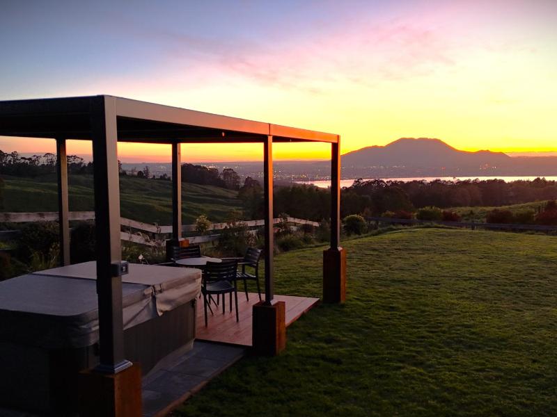 Lake Taupō Luxury Home plus Hideaway Apartment - image 1