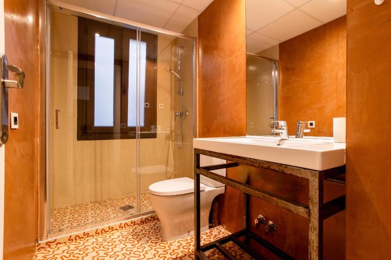 Four-Bedroom Apartment III image 3