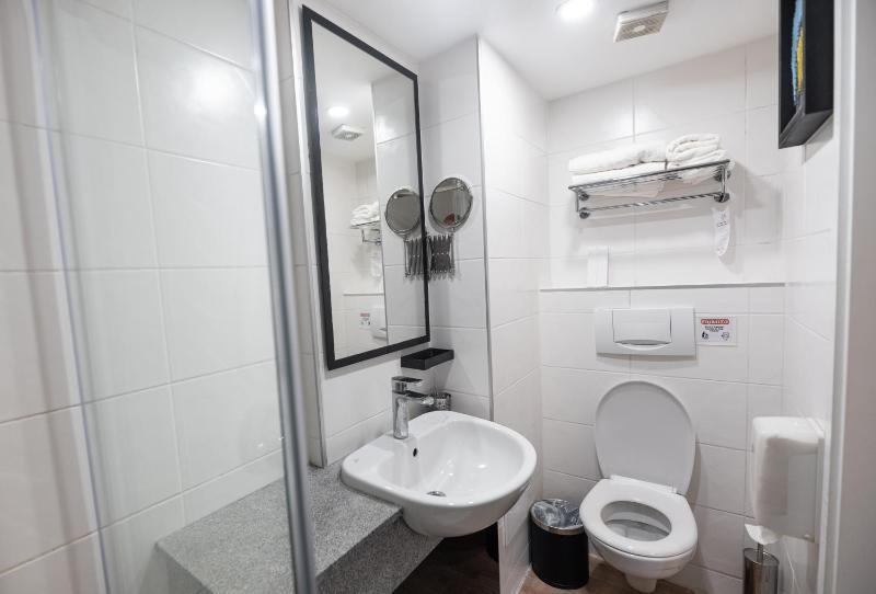 Standard Double or Twin Room image 4