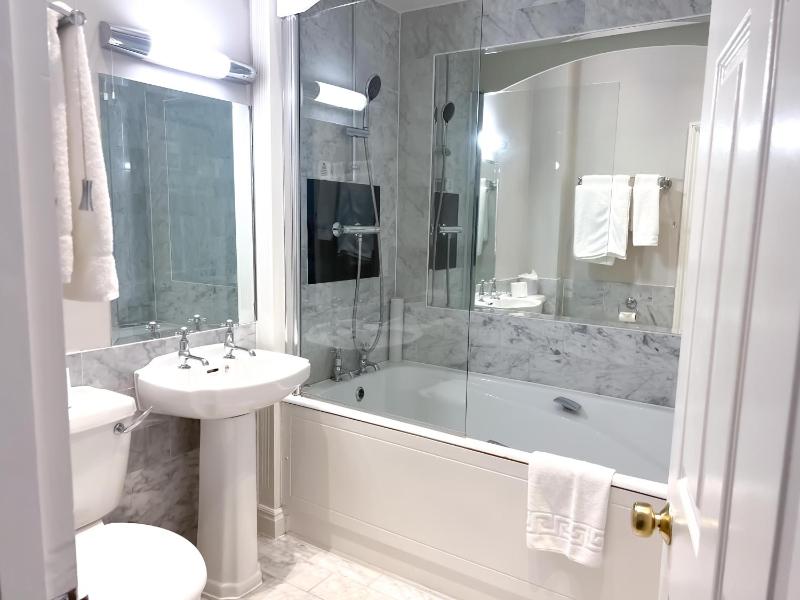 Single Room with Private Bathroom image 4