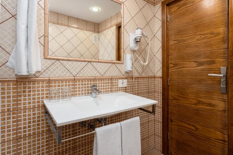 Deluxe Double Room image 4