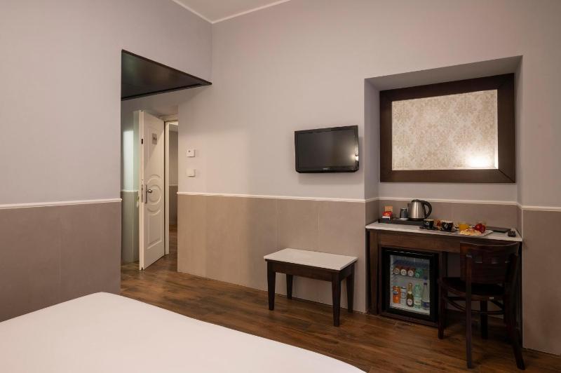 Classic Double Room image 3