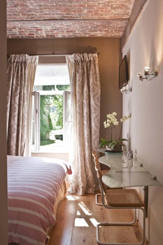 Deluxe Double Room with Bath image 2
