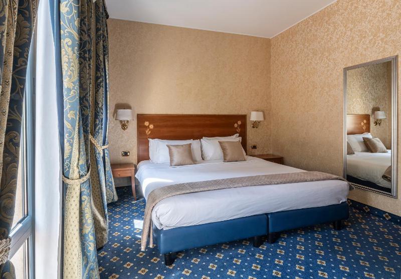 King Room with Balcony image 2