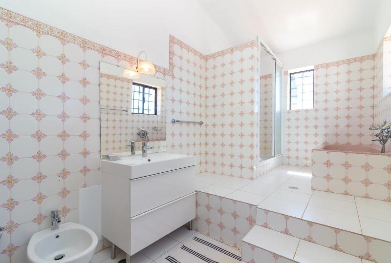 4 Bed Villa Pool & Tennis Court in Carvoeiro - image 17