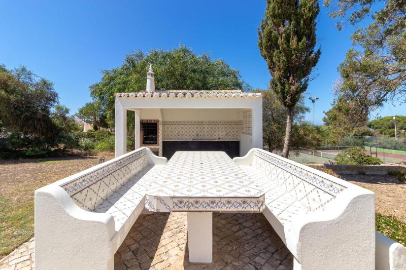 4 Bed Villa Pool & Tennis Court in Carvoeiro - image 12
