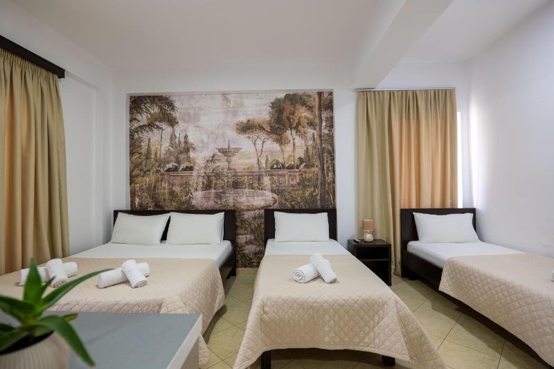 Standard Quadruple Room image 1