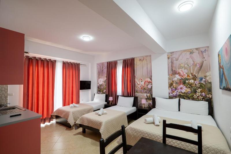 Standard Quadruple Room image 4