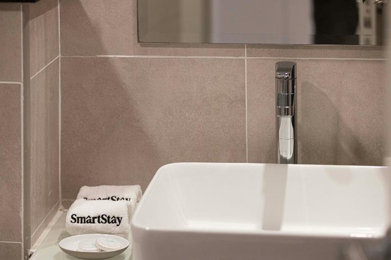 SmartStay at Carson Tower - Panoramic City Views - Modern Luxury Apartments - image 2