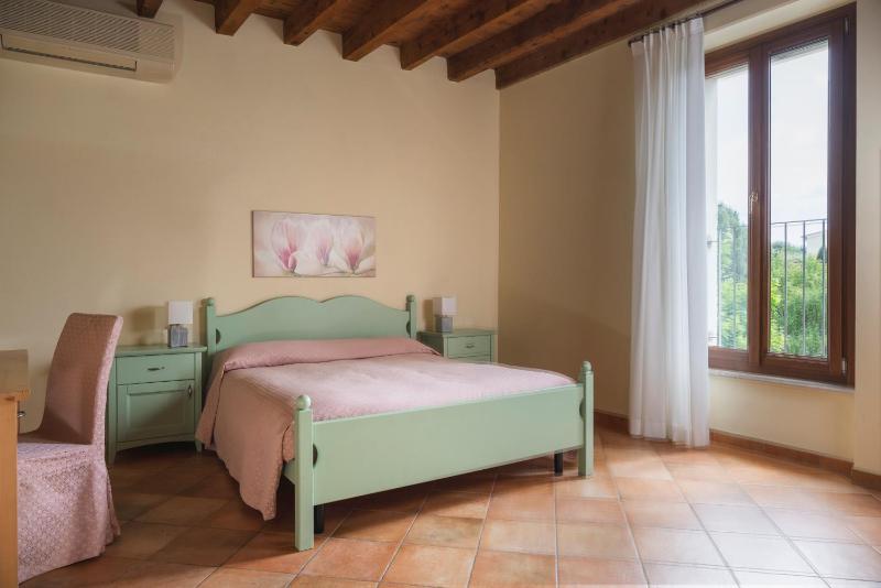 Classic Double Room image 3