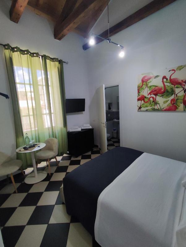 Queen Room image 2
