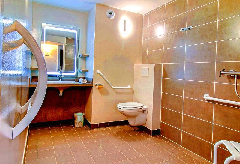 Quadruple Room image 2