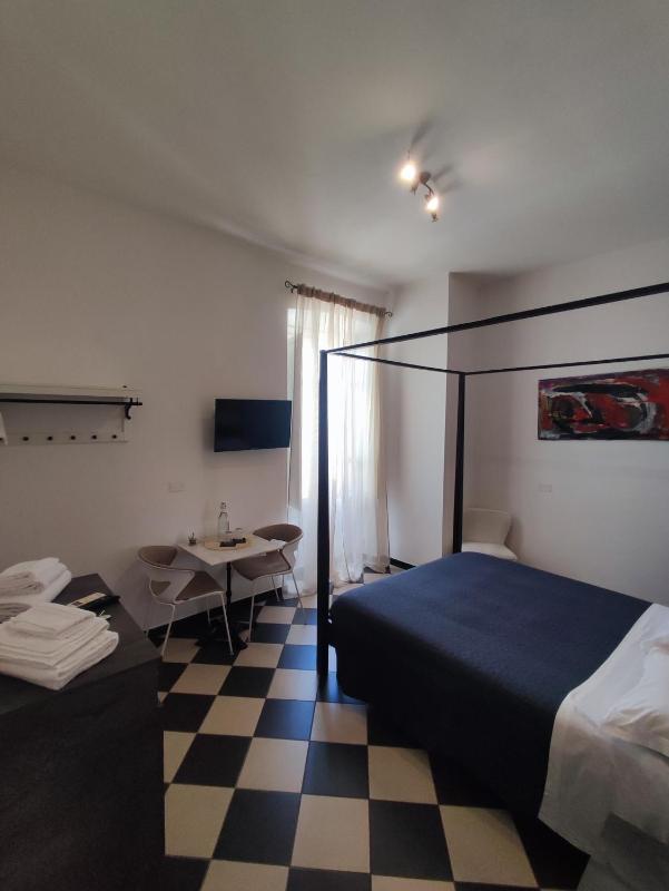 Standard King Room image 2