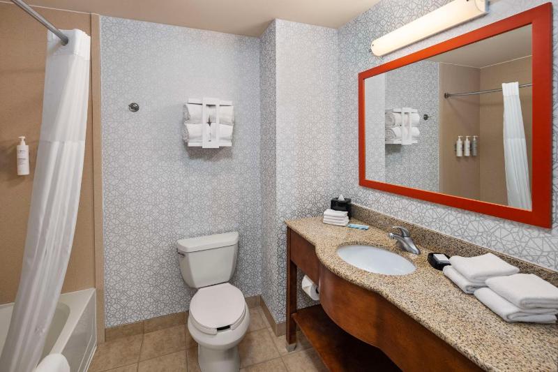 Queen Room with Two Queen Beds - Non-Smoking image 3