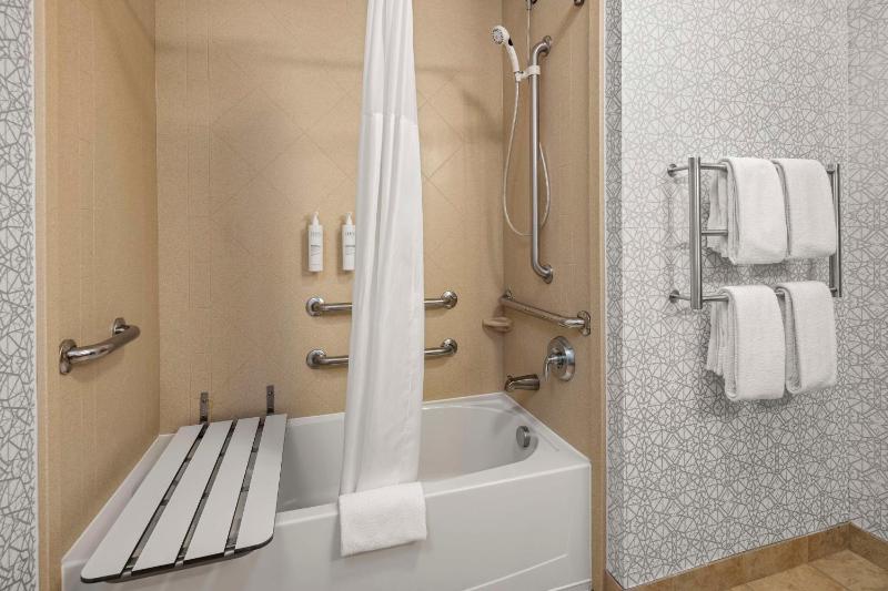 Queen Room with Two Queen Beds - Mobility Access/Non-Smoking image 2