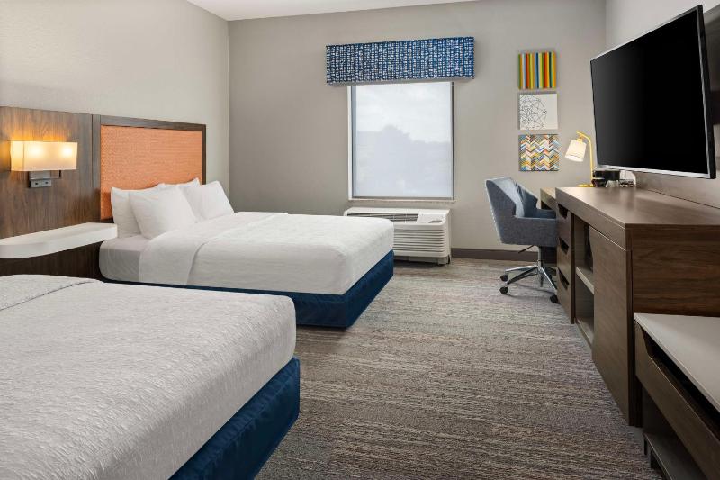 Queen Room with Two Queen Beds - Mobility Access/Non-Smoking image 3